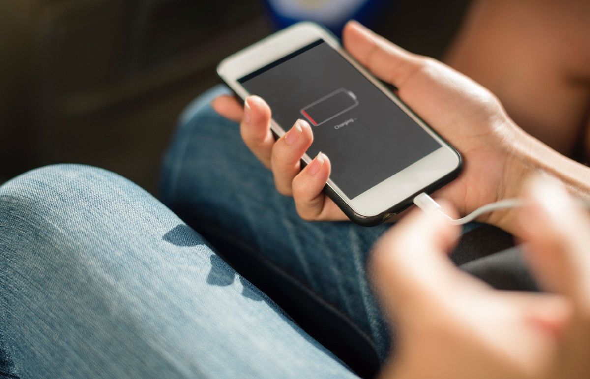 Should You Always Charge Your Phone to 100? [Answered] Techosaurus Rex